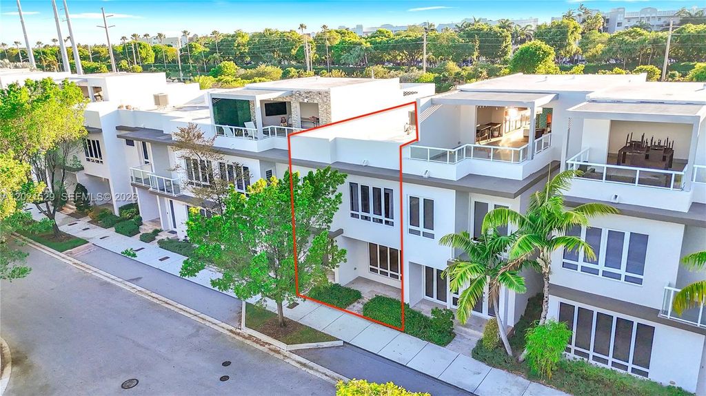 6400 NW 105th Pl, Doral, FL 33178