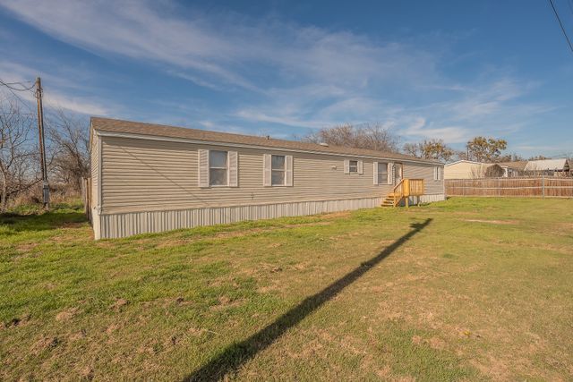 912 Skylark Drive, Granbury, TX 76049