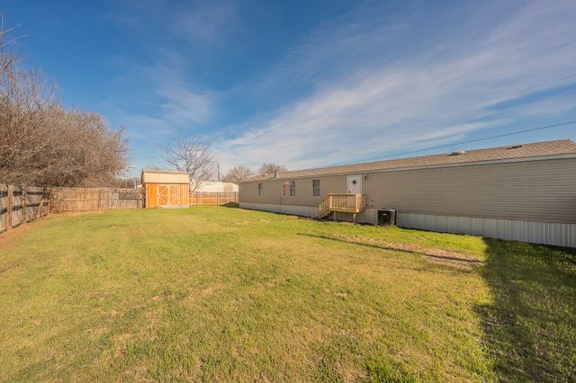 912 Skylark Drive, Granbury, TX 76049