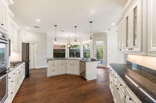 39 Pebble Cove Drive, The Woodlands, TX 77381