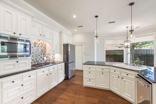39 Pebble Cove Drive, The Woodlands, TX 77381