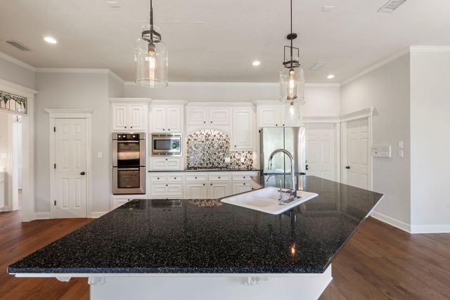 39 Pebble Cove Drive, The Woodlands, TX 77381