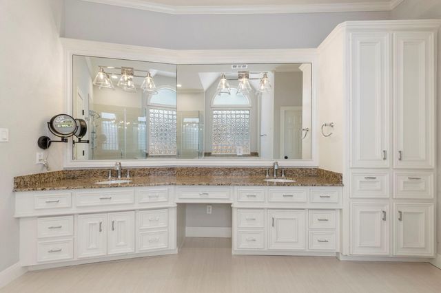 39 Pebble Cove Drive, The Woodlands, TX 77381
