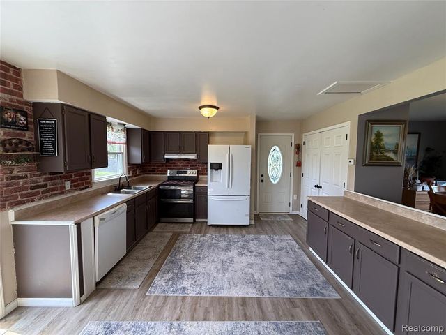 2128 Greenwood Road, Lapeer, MI 48446