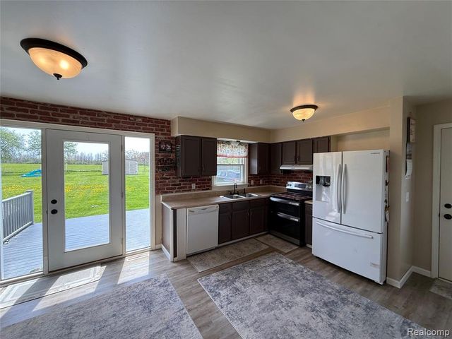 2128 Greenwood Road, Lapeer, MI 48446