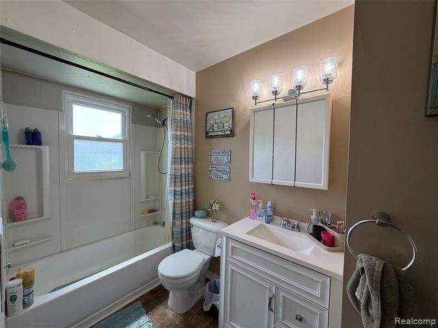 2128 Greenwood Road, Lapeer, MI 48446