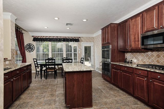 2 Taupewood Place, The Woodlands, TX 77384