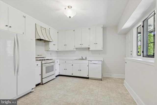 8011 NAVAJO ST, Philadelphia, PA 19118