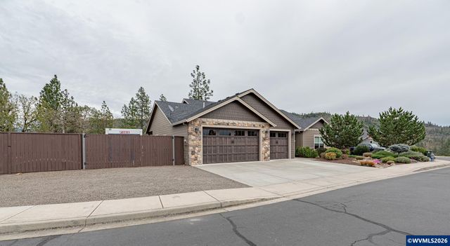 217 White Oak Wy, Shady Cove, OR 97539