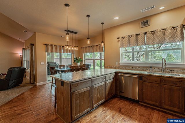 217 White Oak Wy, Shady Cove, OR 97539