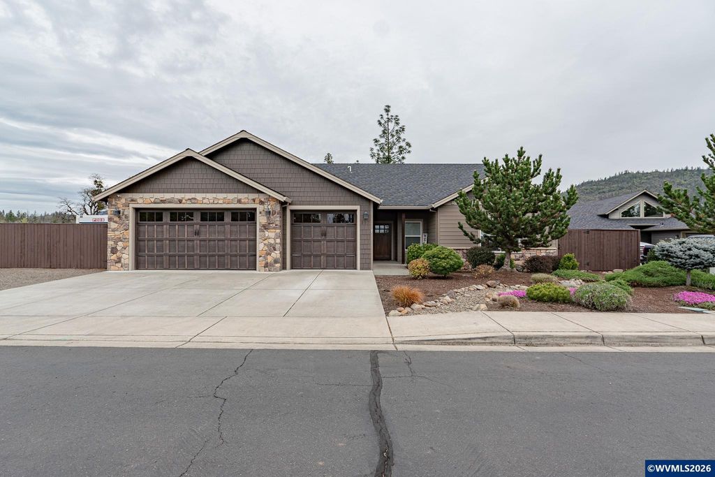 217 White Oak Wy, Shady Cove, OR 97539