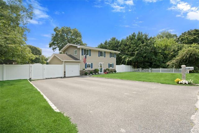 4 Acorn Street, Ronkonkoma, NY 11779