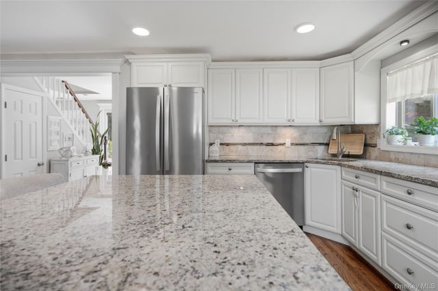 4 Acorn Street, Ronkonkoma, NY 11779