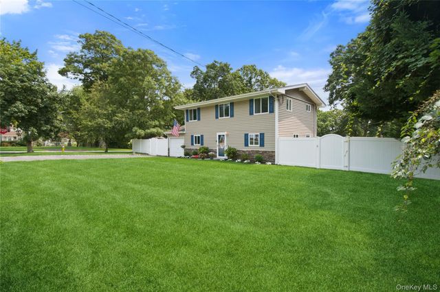 4 Acorn Street, Ronkonkoma, NY 11779