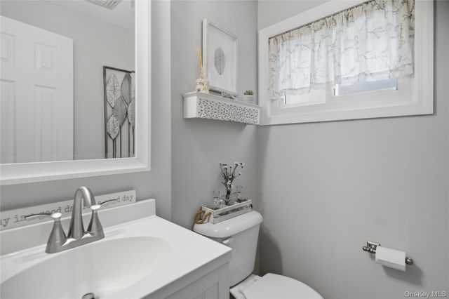 4 Acorn Street, Ronkonkoma, NY 11779