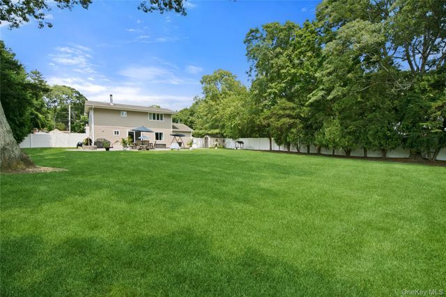 4 Acorn Street, Ronkonkoma, NY 11779