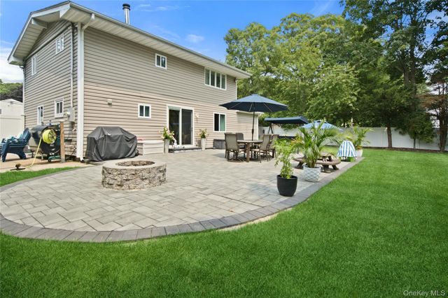 4 Acorn Street, Ronkonkoma, NY 11779