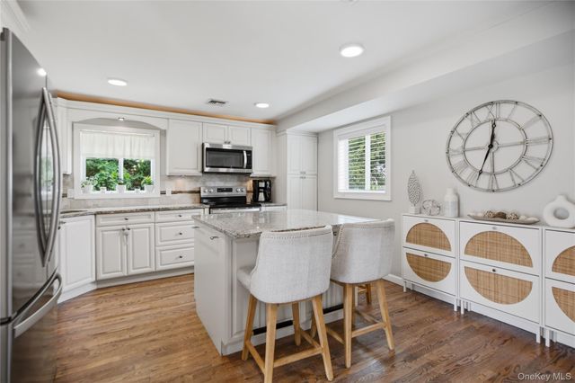 4 Acorn Street, Ronkonkoma, NY 11779