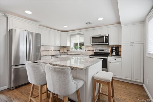 4 Acorn Street, Ronkonkoma, NY 11779