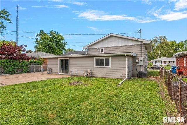 2128 BLACKHAWK Road, Springfield, IL 62702