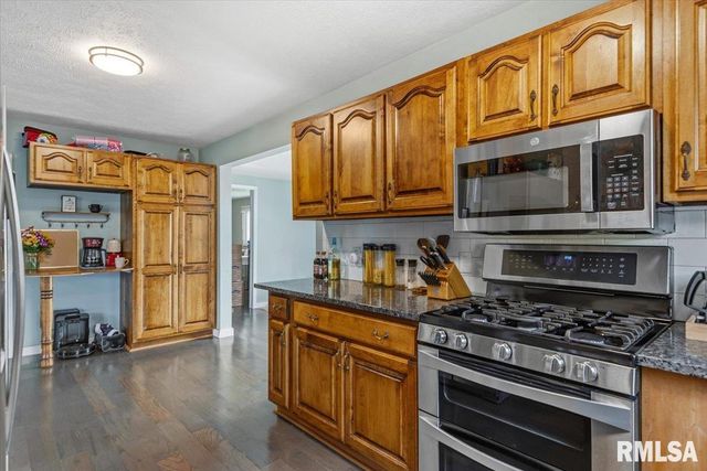 2128 BLACKHAWK Road, Springfield, IL 62702