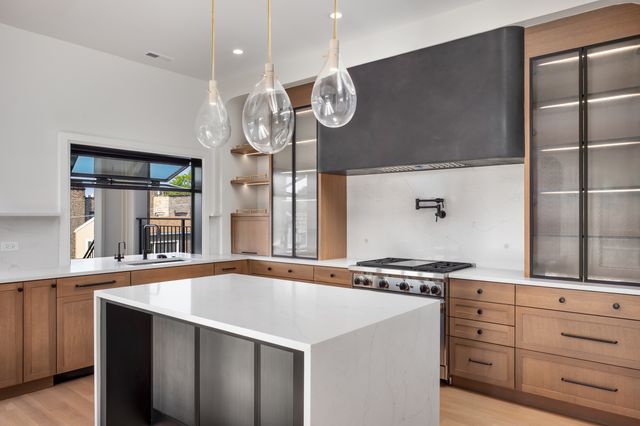 3923 N Janssen Avenue 2E, Chicago, IL 60613