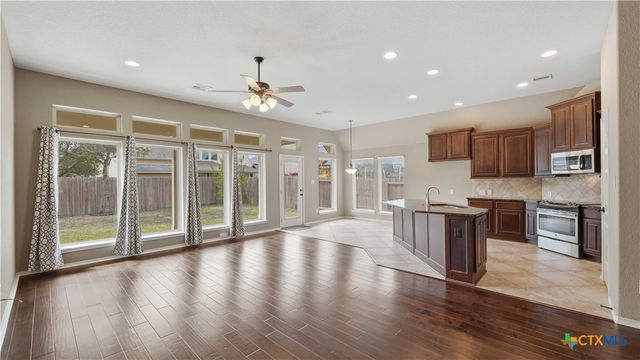 2125 Pioneer Pass, Seguin, TX 78155