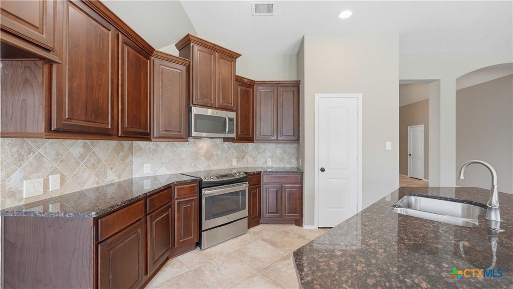 Image 10 of property listing at 2125 Pioneer Pass, Seguin, TX 78155