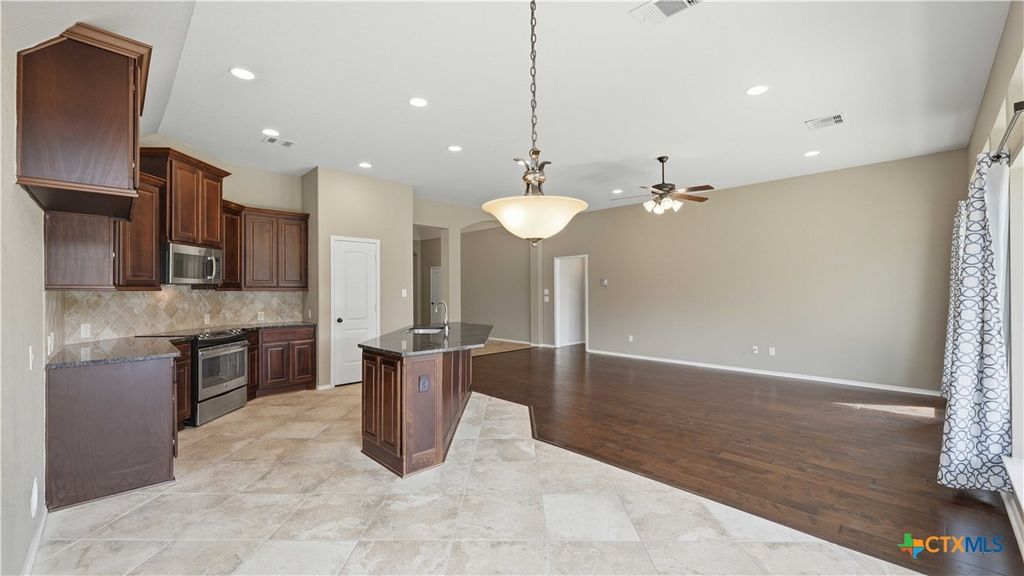 Image 11 of property listing at 2125 Pioneer Pass, Seguin, TX 78155