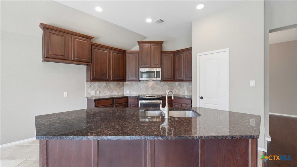 Image 12 of property listing at 2125 Pioneer Pass, Seguin, TX 78155