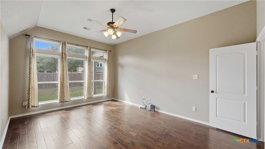 Image 13 of property listing at 2125 Pioneer Pass, Seguin, TX 78155