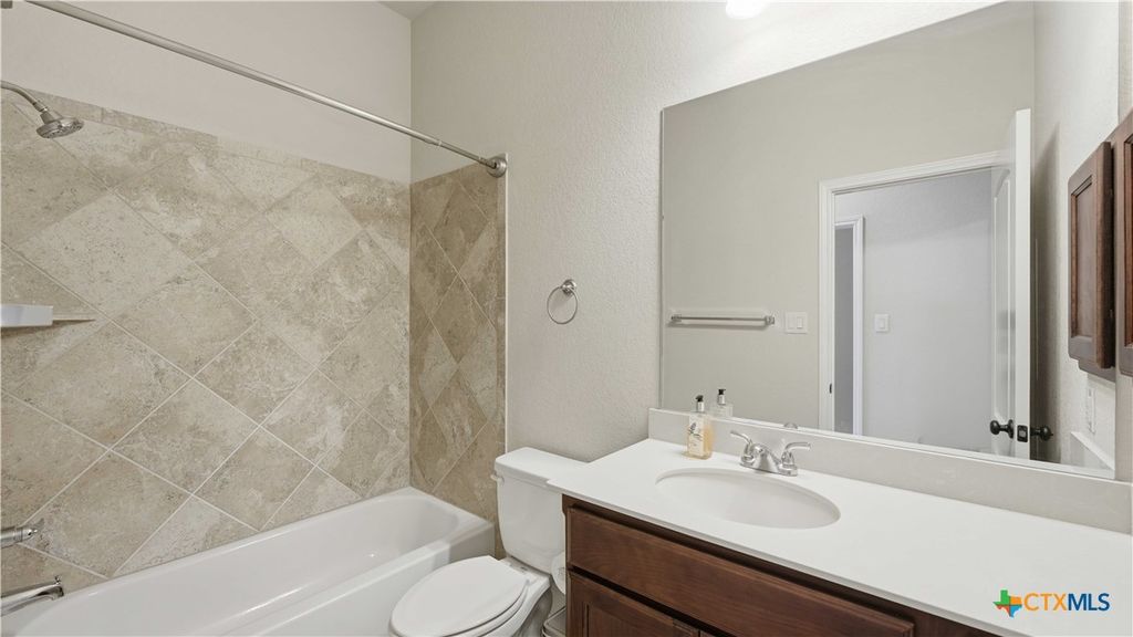 Image 21 of property listing at 2125 Pioneer Pass, Seguin, TX 78155