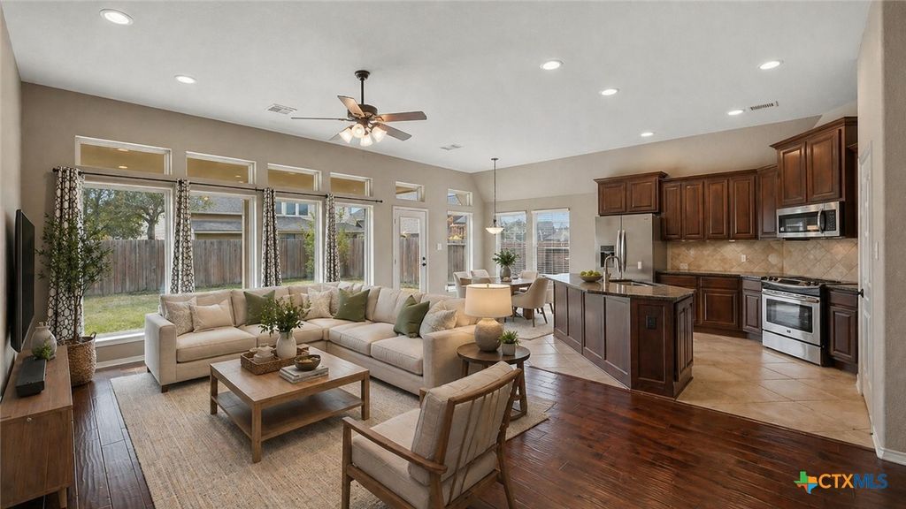 Image 3 of property listing at 2125 Pioneer Pass, Seguin, TX 78155