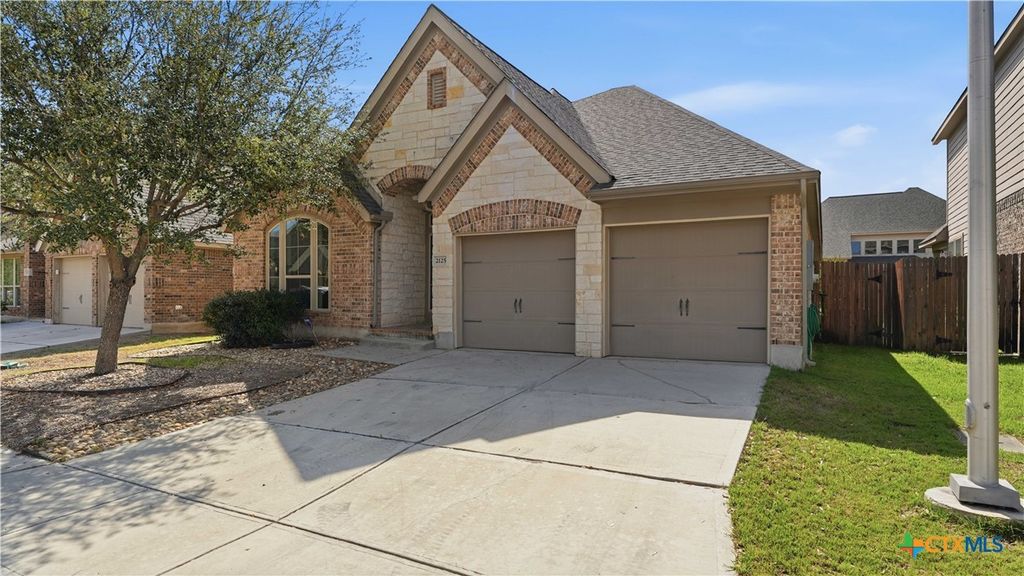 Image 4 of property listing at 2125 Pioneer Pass, Seguin, TX 78155
