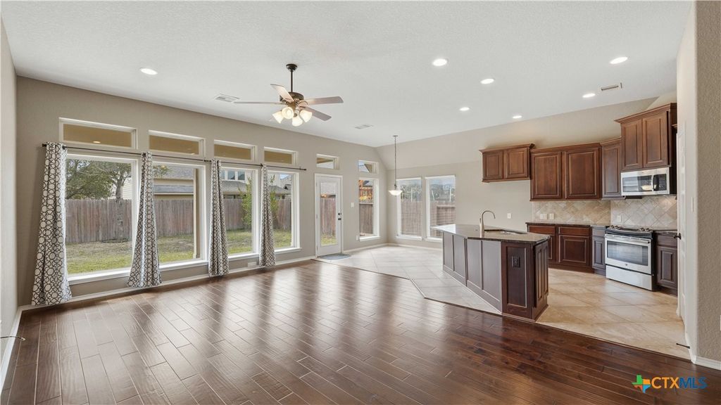 Image 7 of property listing at 2125 Pioneer Pass, Seguin, TX 78155