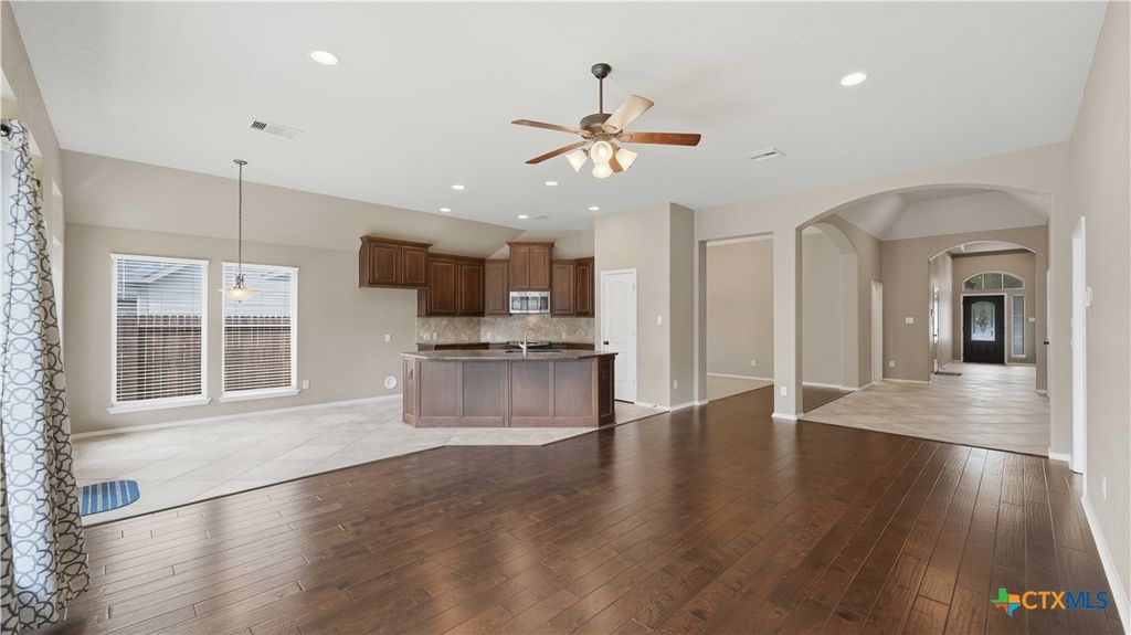 Image 9 of property listing at 2125 Pioneer Pass, Seguin, TX 78155