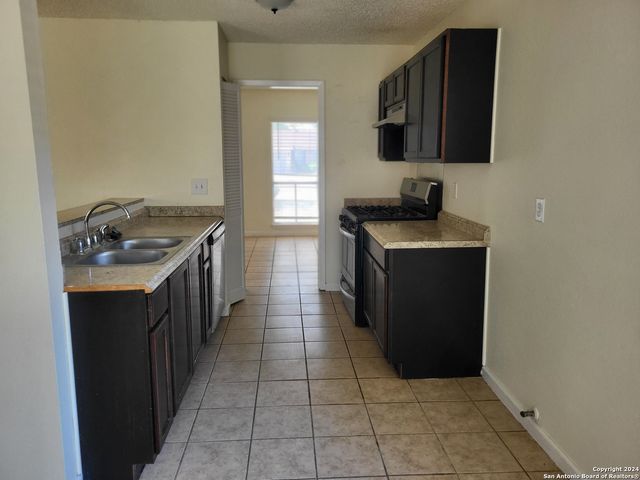 9483 BOWEN DR, San Antonio, TX 78250