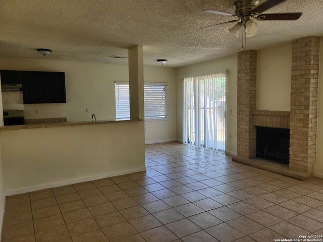 9483 BOWEN DR, San Antonio, TX 78250