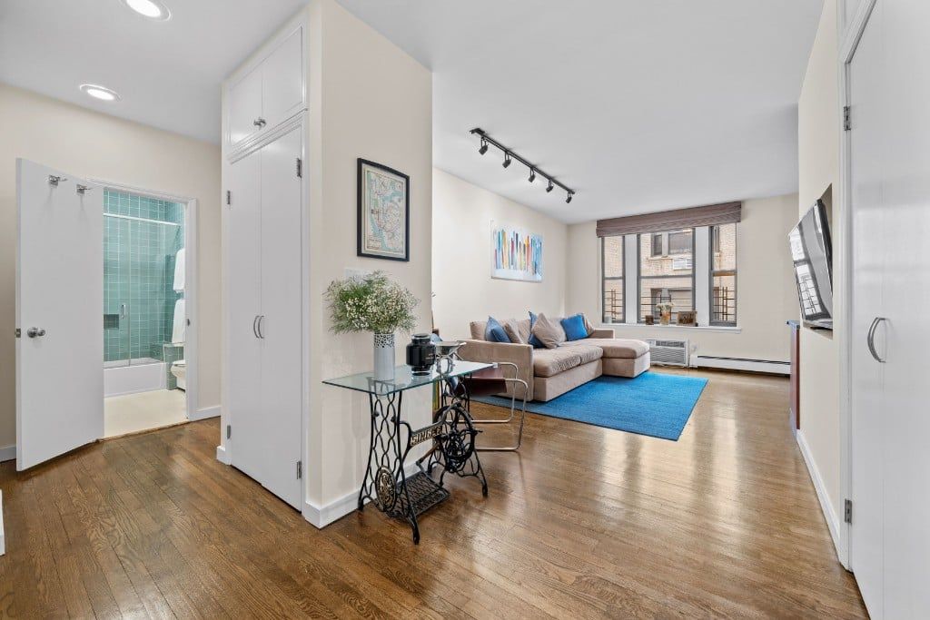 315 W 99th St Apt 5D, New York City, NY 10025