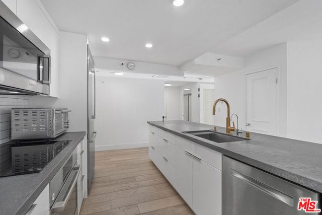 600 W 9th Street 1214, Los Angeles, CA 90015