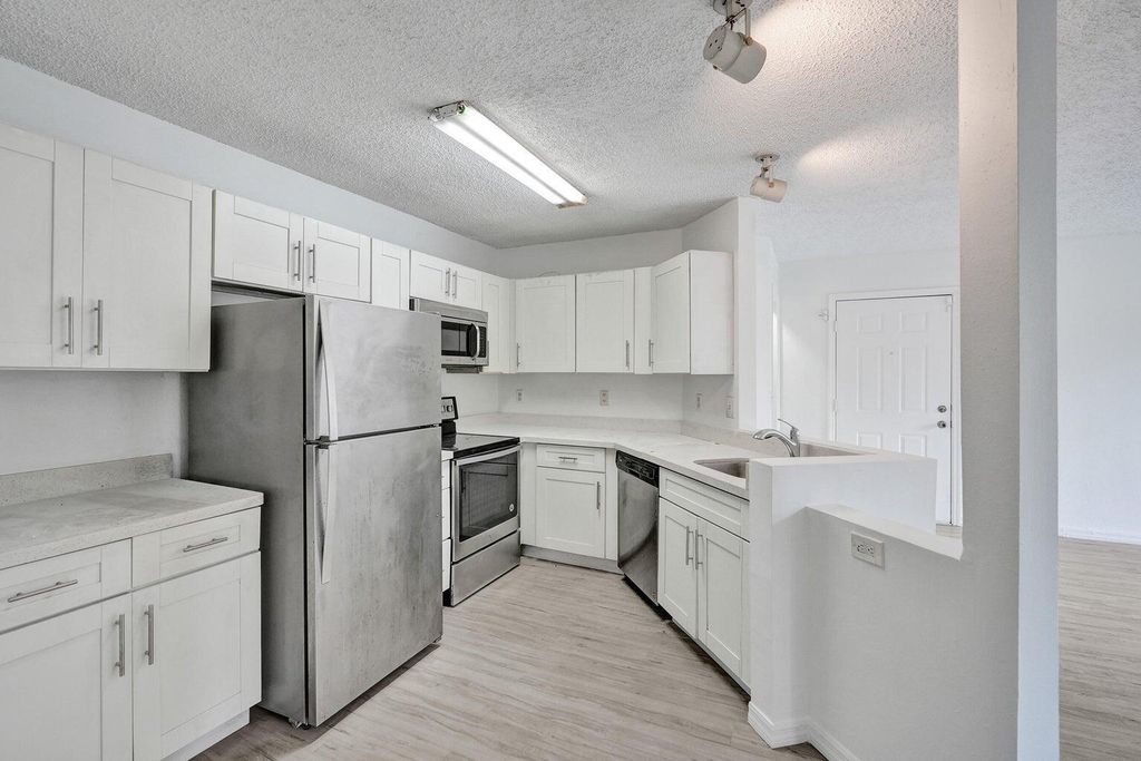 4015 W McNab Road D204, Pompano Beach, FL 33069