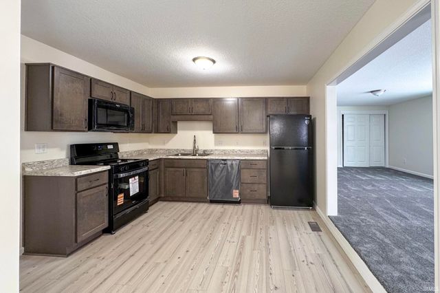 15 Holden Road, Columbia City, IN 46725