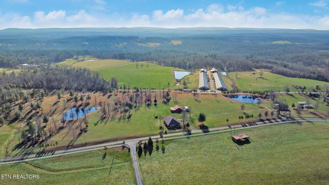 1275 Twin Bridge Rd, Deer Lodge, TN 37726