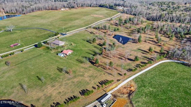 1275 Twin Bridge Rd, Deer Lodge, TN 37726