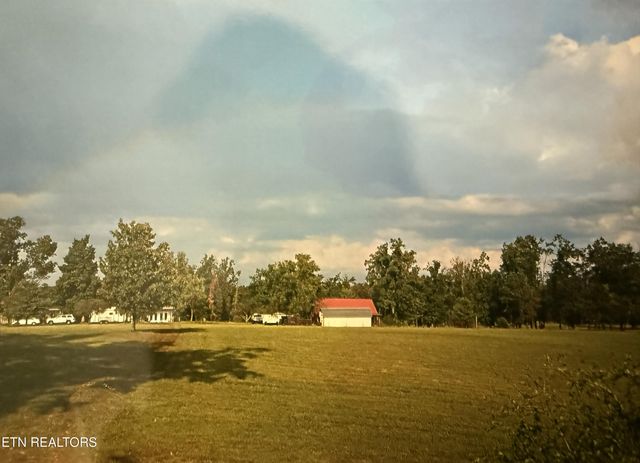 1275 Twin Bridge Rd, Deer Lodge, TN 37726