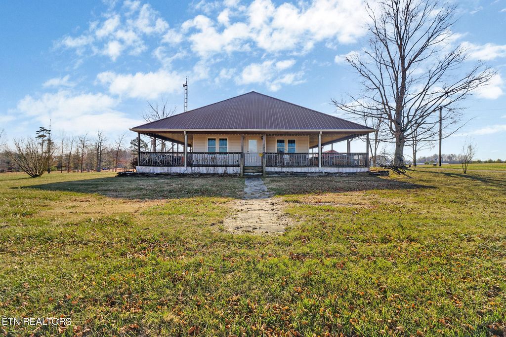 1275 Twin Bridge Rd, Deer Lodge, TN 37726