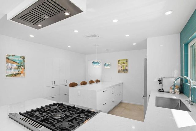 411 E Racquet Club Road, Palm Springs, CA 92262
