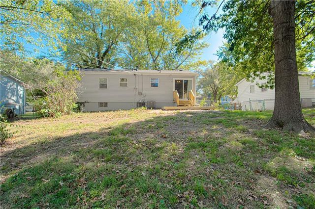 404 NE Castle Drive, Lee's Summit, MO 64063