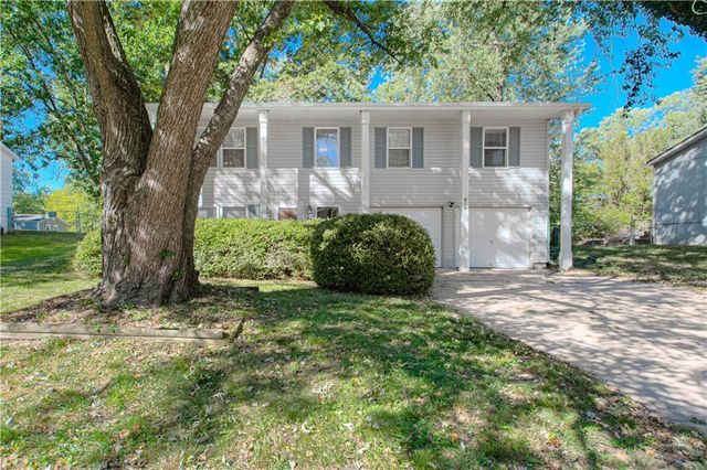 404 NE Castle Drive, Lee's Summit, MO 64063