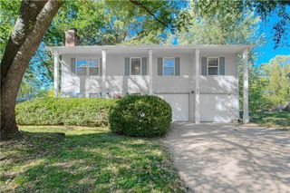 404 NE Castle Drive, Lee's Summit, MO 64063